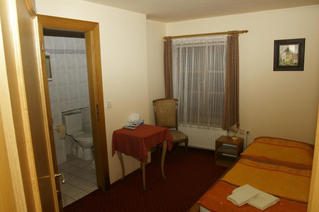 Hotel U Zlateho Andela パルドゥビツェ 部屋 写真