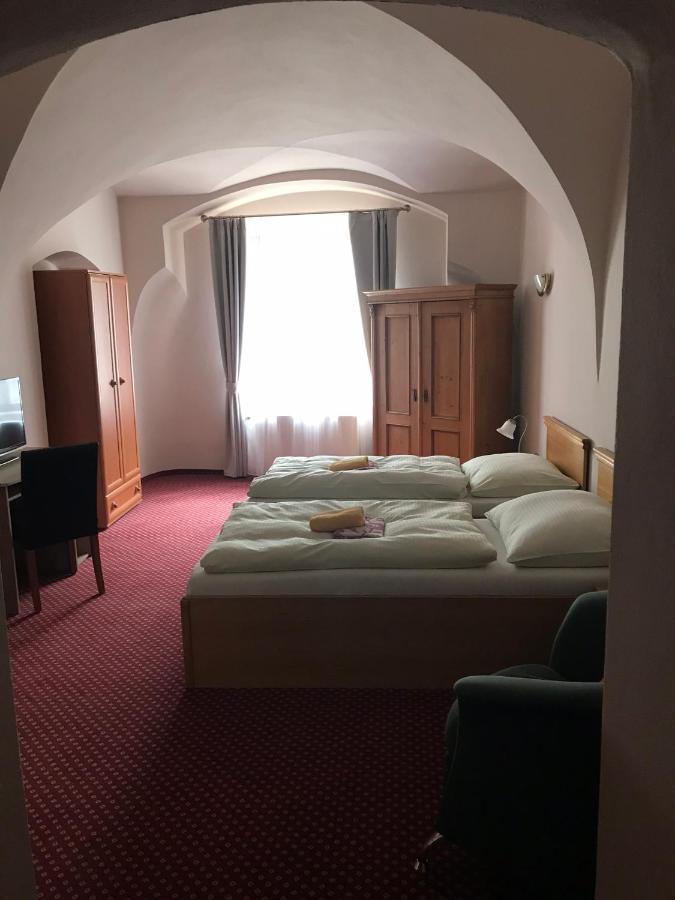 Hotel U Zlateho Andela パルドゥビツェ エクステリア 写真
