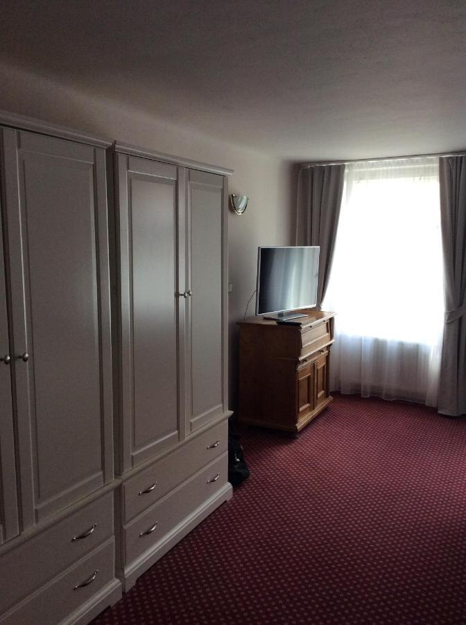 Hotel U Zlateho Andela パルドゥビツェ エクステリア 写真