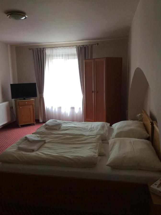 Hotel U Zlateho Andela パルドゥビツェ エクステリア 写真