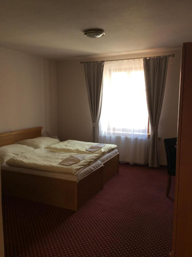 Hotel U Zlateho Andela パルドゥビツェ エクステリア 写真