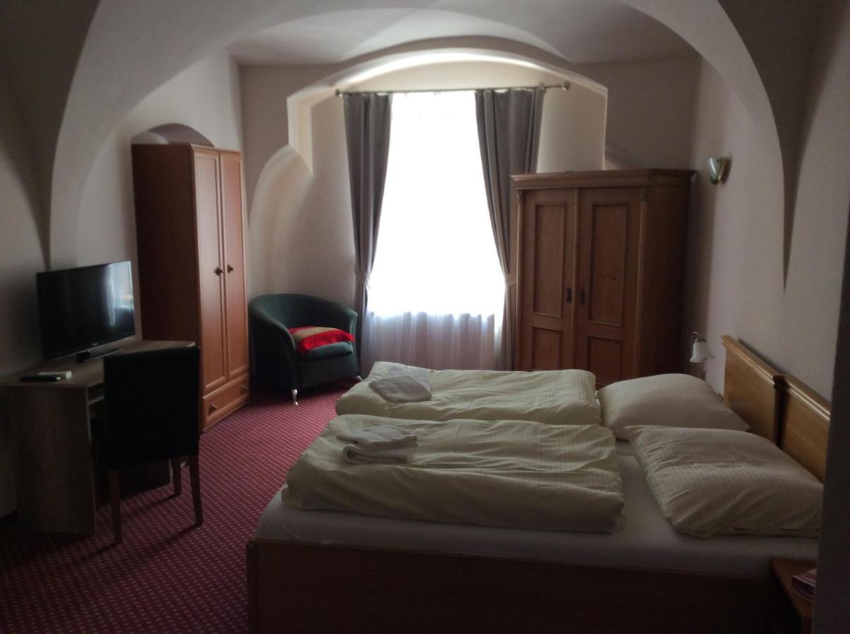 Hotel U Zlateho Andela パルドゥビツェ エクステリア 写真